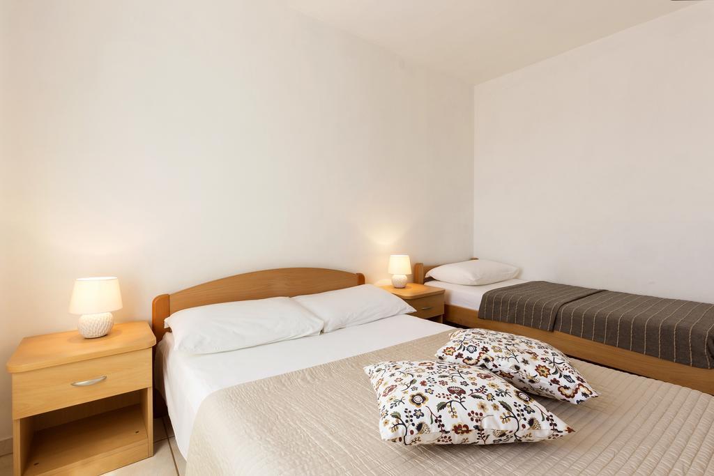 Apartments Renata Пинезичи Экстерьер фото