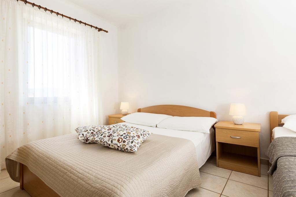 Apartments Renata Пинезичи Экстерьер фото