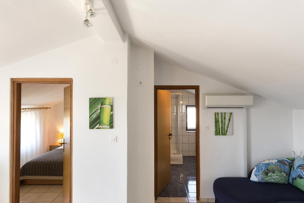 Apartments Renata Пинезичи Экстерьер фото
