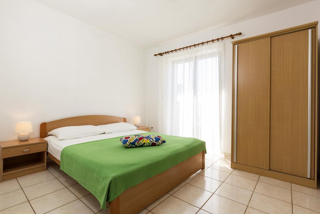 Apartments Renata Пинезичи Экстерьер фото